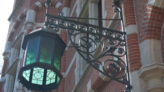 Gietijzeren lampenkap aan gemeentehuis foto Irene Deswert