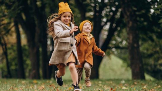 Lopende kinderen in de herfst