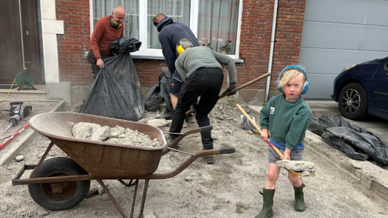 Samen tegels uitbreken in de voortuin