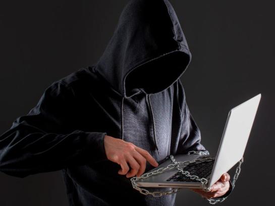 man die computer aan het hacken is