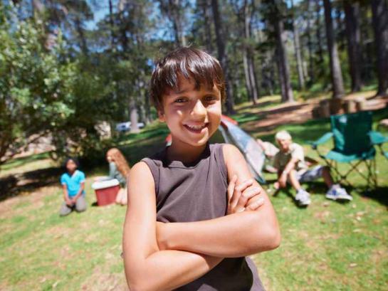 kindje op kamp voor tent