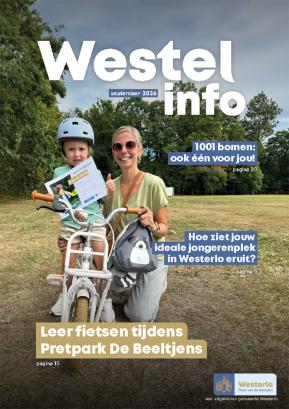 Moeder met kind naast fiets
